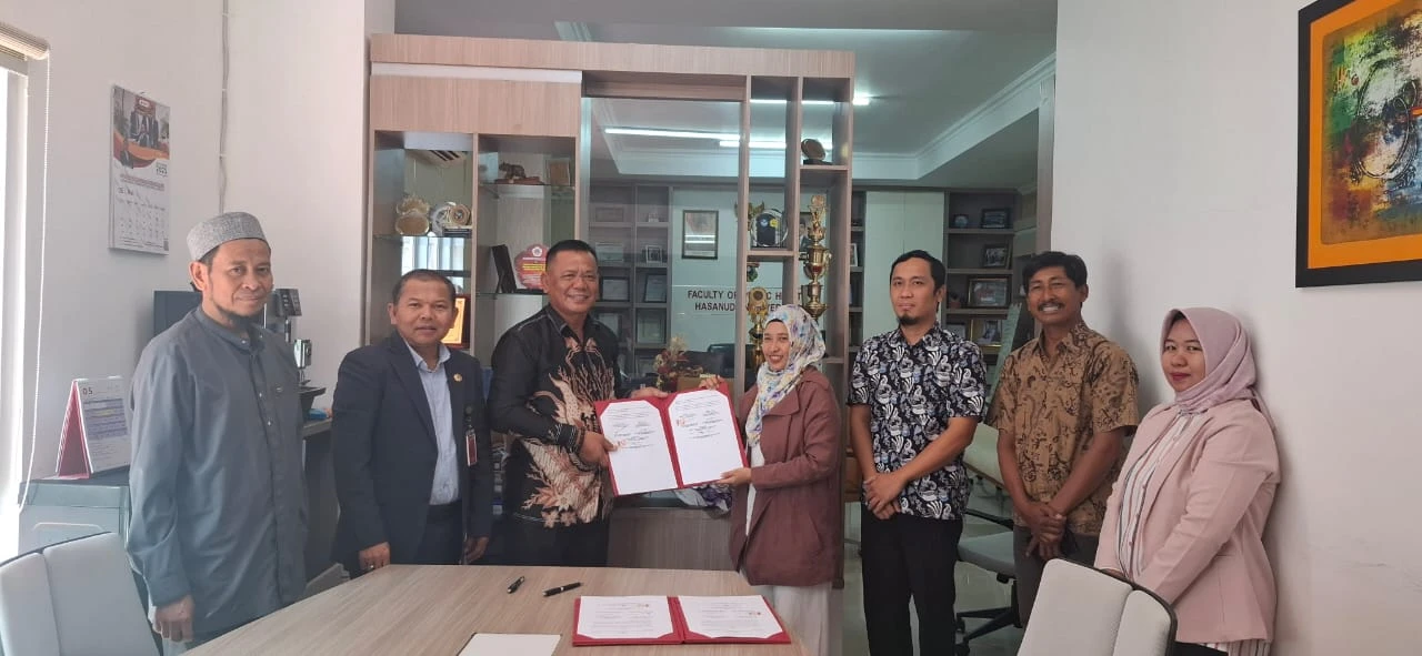 Momen Penandatanganan Kerja Sama Strategis
Kepala Dinas Kesehatan Kabupaten Mamuju Tengah, Setya Bero, SKM., M.M.Kes., bersama Dekan Fakultas Kesehatan Masyarakat Universitas Hasanuddin, Prof. Sukri Palutturi, SKM., M.Kes., M.Sc.PH., Ph.D., menandatangani Perjanjian Kerja Sama pelaksanaan Survei Kepuasan Masyarakat (SKM) Tahun 2025 di Ruang Dekan FKM Unhas, Makassar, Rabu (11/6). Kolaborasi ini bertujuan memperkuat kebijakan berbasis bukti dan meningkatkan kualitas layanan kesehatan publik di Mamuju Tengah.
Turut hadir dalam kesempatan tersebut sejumlah pimpinan FKM Unhas dan jajaran Dinkes Mamuju Tengah sebagai bentuk komitmen bersama dalam menghadirkan pelayanan yang lebih adil dan responsif bagi masyarakat. Kredit: FKM Unhas.